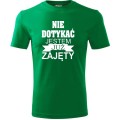 Zielona Męska koszulka - Nie dotykać jestem już zajęty. Prezent dla niego na urodziny, dzień chłopaka, święta i inne okazje. Dostępne wszystkie rozmiary S, M, L, XL, XXL, XXXL, XXXXL. Zapraszamy do zakupu.