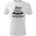 biała męska koszulka - jestem w wieku, w którym głupstwa popełniam świadomie i z przyjemnością. Dostępne wszystkie rozmiary S, M, L, XL, XXL, XXXL, XXXXL. Zapraszamy do zakupu.