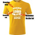 żółta Męska koszulka - wciąż jestem super + Twoje imię, rok i wiek na prezent. Dostępne wszystkie rozmiary S, M, L, XL, XXL, XXXL, XXXXL. Zapraszamy do zakupu.