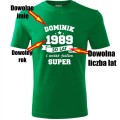 zielona Męska koszulka - wciąż jestem super + Twoje imię, rok i wiek na prezent. Dostępne wszystkie rozmiary S, M, L, XL, XXL, XXXL, XXXXL. Zapraszamy do zakupu.