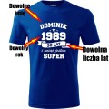 Niebieska Męska koszulka - wciąż jestem super + Twoje imię, rok i wiek na prezent. Dostępne wszystkie rozmiary S, M, L, XL, XXL, XXXL, XXXXL. Zapraszamy do zakupu.