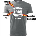 szara Męska koszulka - wciąż jestem super + Twoje imię, rok i wiek na prezent. Dostępne wszystkie rozmiary S, M, L, XL, XXL, XXXL, XXXXL. Zapraszamy do zakupu.