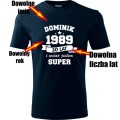 granatowa Męska koszulka - wciąż jestem super + Twoje imię, rok i wiek na prezent. Dostępne wszystkie rozmiary S, M, L, XL, XXL, XXXL, XXXXL. Zapraszamy do zakupu.