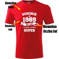czerwona Męska koszulka - wciąż jestem super + Twoje imię, rok i wiek na prezent. Dostępne wszystkie rozmiary S, M, L, XL, XXL, XXXL, XXXXL. Zapraszamy do zakupu.