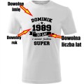 biała Męska koszulka - wciąż jestem super + Twoje imię, rok i wiek na prezent. Dostępne wszystkie rozmiary S, M, L, XL, XXL, XXXL, XXXXL. Zapraszamy do zakupu.