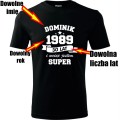 Czarna Męska koszulka - wciąż jestem super + Twoje imię, rok i wiek na prezent. Dostępne wszystkie rozmiary S, M, L, XL, XXL, XXXL, XXXXL. Zapraszamy do zakupu.