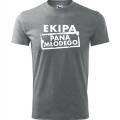 Szara męska koszulka - ekipa pana młodego - t-shirt wieczór kawalerski. Dostępne wszystkie rozmiary S, M, L, XL, XXL, XXXL, XXXXL. Zapraszamy do zakupu.