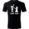 Czarna Męska koszulka - Game over 07 - wieczór kawalerski prezent pan młody pistolet. Dostępne wszystkie rozmiary S, M, L, XL, XXL, XXXL, XXXXL. Zapraszamy do zakupu.
