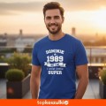 Męska koszulka - wciąż jestem super + Twoje imię, rok i wiek na prezent. Dostępne wszystkie rozmiary S, M, L, XL, XXL, XXXL, XXXXL. Zapraszamy do zakupu.