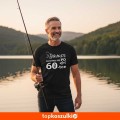 Męska koszulka - branie zaczyna się po 60 na prezent urodziny dla niego ryba.