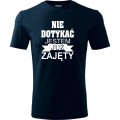 Granatowa Męska koszulka - Nie dotykać jestem już zajęty. Prezent dla niego na urodziny, dzień chłopaka, święta i inne okazje. Dostępne wszystkie rozmiary S, M, L, XL, XXL, XXXL, XXXXL. Zapraszamy do zakupu.