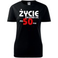 Czarna Damska koszulka - życie zaczyna się po 50, urodziny prezent. Dostępne wszystkie rozmiary XS, S, M, L, XL, XXL. Zapraszamy do zakupu.