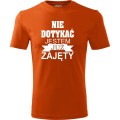 Pomarańczowa Męska koszulka - Nie dotykać jestem już zajęty. Prezent dla niego na urodziny, dzień chłopaka, święta i inne okazje. Dostępne wszystkie rozmiary S, M, L, XL, XXL, XXXL, XXXXL. Zapraszamy do zakupu.