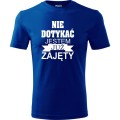 Niebieska Męska koszulka - Nie dotykać jestem już zajęty. Prezent dla niego na urodziny, dzień chłopaka, święta i inne okazje. Dostępne wszystkie rozmiary S, M, L, XL, XXL, XXXL, XXXXL. Zapraszamy do zakupu.