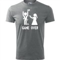Szara Męska koszulka - Game over 07 - wieczór kawalerski prezent pan młody pistolet .Dostępne wszystkie rozmiary S, M, L, XL, XXL, XXXL, XXXXL. Zapraszamy do zakupu.