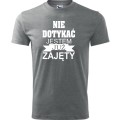 Szara Męska koszulka - Nie dotykać jestem już zajęty. Prezent dla niego na urodziny, dzień chłopaka, święta i inne okazje. Dostępne wszystkie rozmiary S, M, L, XL, XXL, XXXL, XXXXL. Zapraszamy do zakupu.