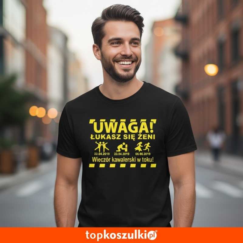 biała Męska koszulka - Uwaga + dowolne imię + się żeni + 3 daty, personalizacja wieczór kawalerski prezent dla kawalera.